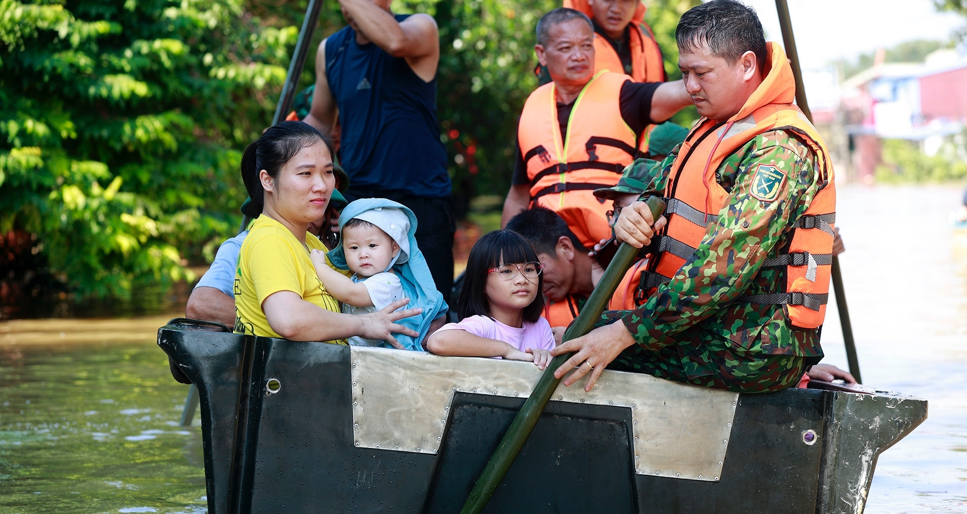 Hai cụ già ở Hà Nội lên mái nhà cầu cứu và quyết định gấp rút của bí thư thôn