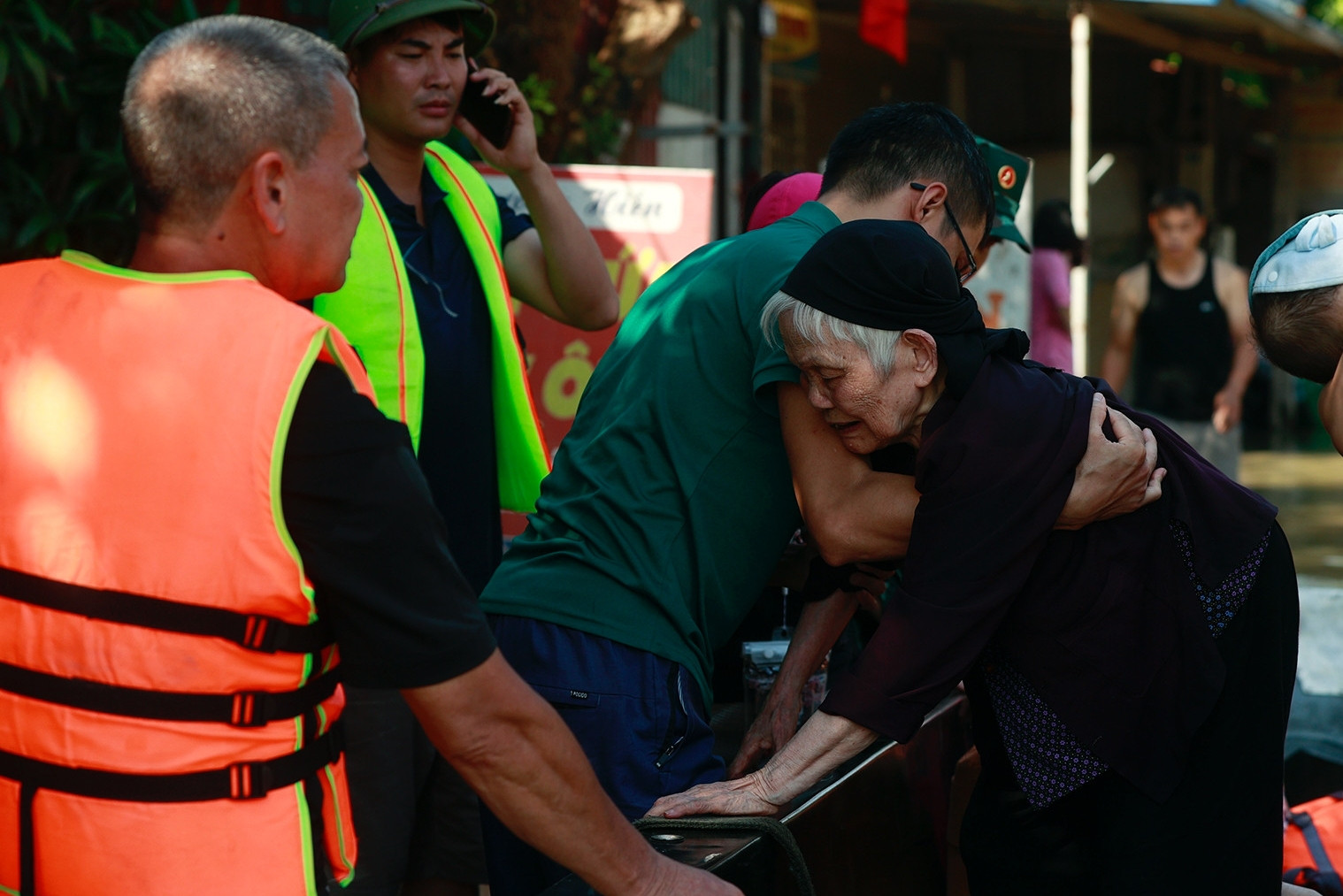 Hai cụ già ở Hà Nội lên mái nhà cầu cứu và quyết định gấp rút của bí thư thôn