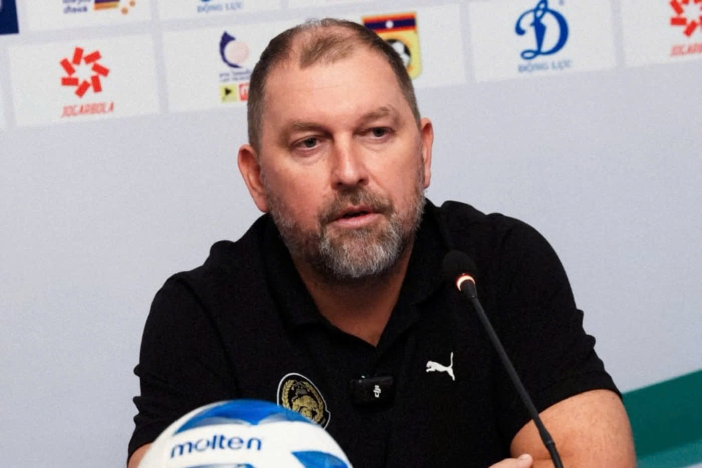 HLV Malaysia tuyên bố thắng Lào sau ồn ào gian lận hồ sơ