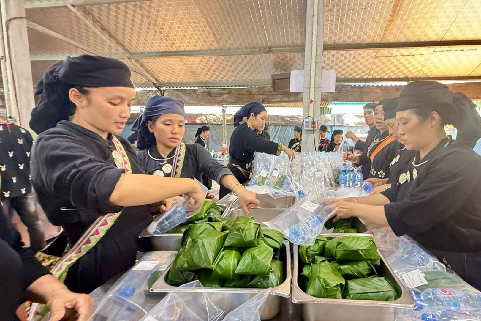 Làng du lịch Thái Nguyên mổ lợn, thổi xôi gửi hàng nghìn suất ăn tới vùng ngập