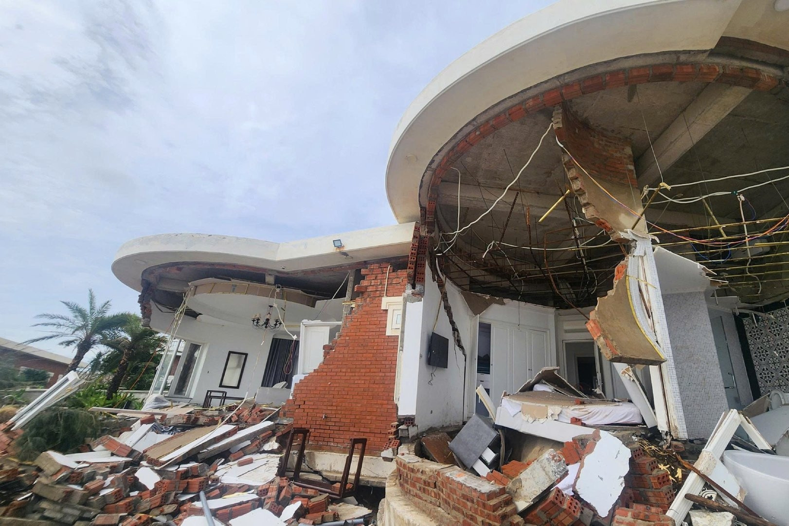 Loạt biệt thự biển bị bão vò nát ở Hà Tĩnh, Sở Xây dựng lên tiếng