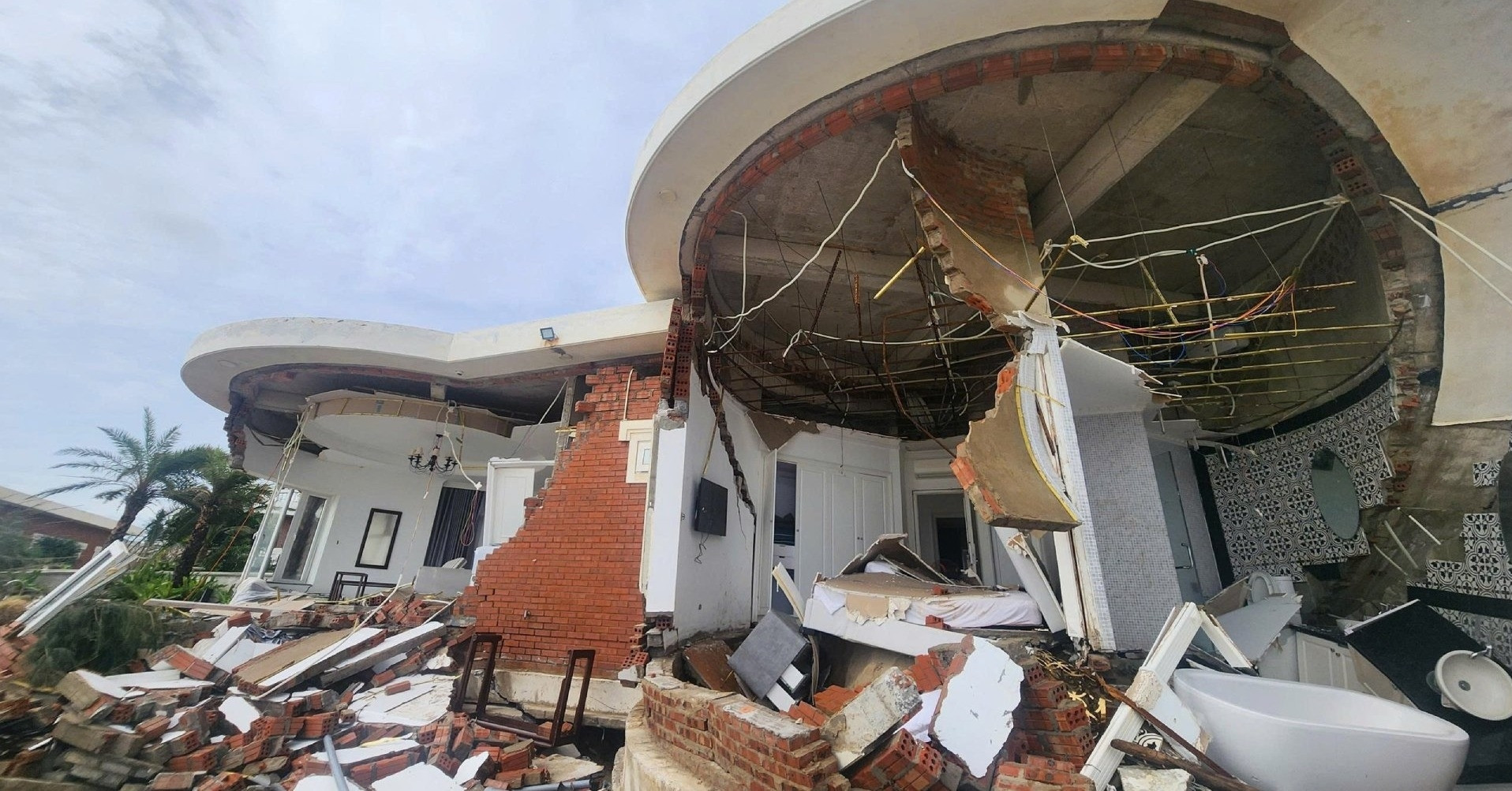 Loạt biệt thự biển bị bão vò nát ở Hà Tĩnh, Sở Xây dựng lên tiếng