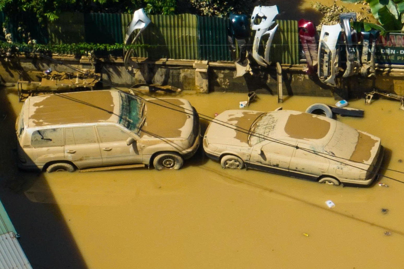 Loạt ô tô 'tan nát' sau khi nổi lên từ bùn lầy ở Thái Nguyên