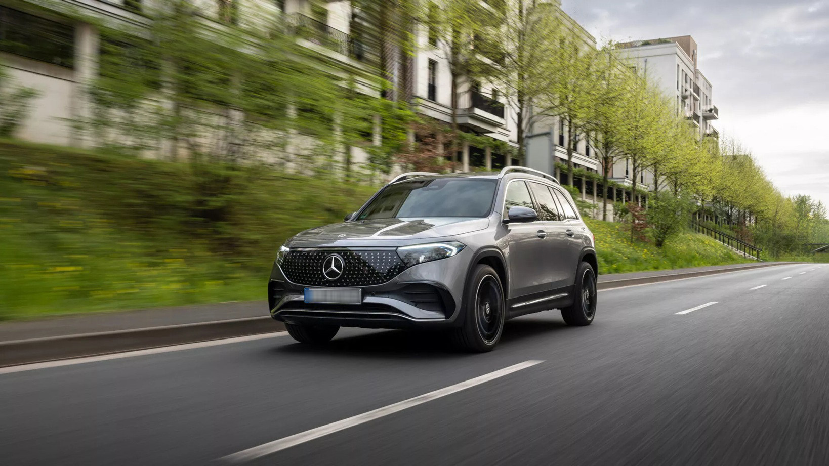 mercedes eqb 1.jpg