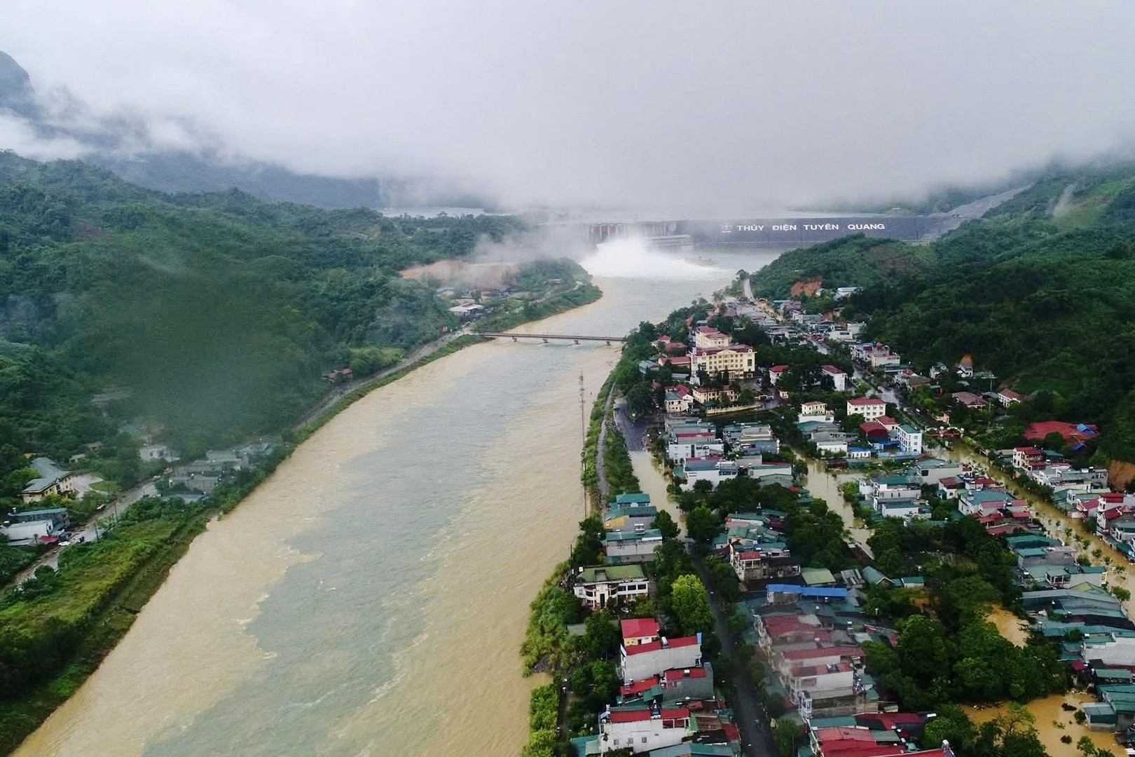 Mở một cửa xả đáy hồ thuỷ điện Tuyên Quang