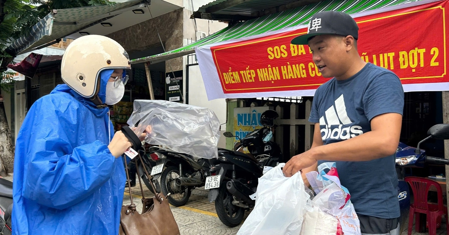 Người Đà Nẵng tất bật góp gạo, mì tôm gửi bà con vùng lũ miền Bắc