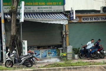 Người phụ nữ gục trước cửa tiệm thuốc, tử vong thương tâm