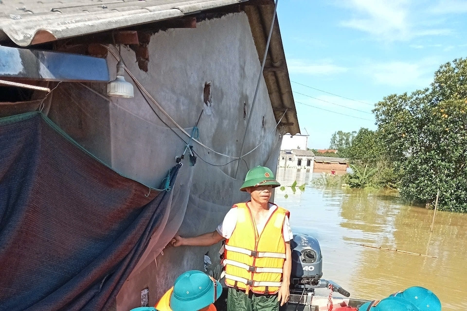Nước lũ sông Cầu dâng cao, hơn 5.000 người ở Hà Nội bị cô lập