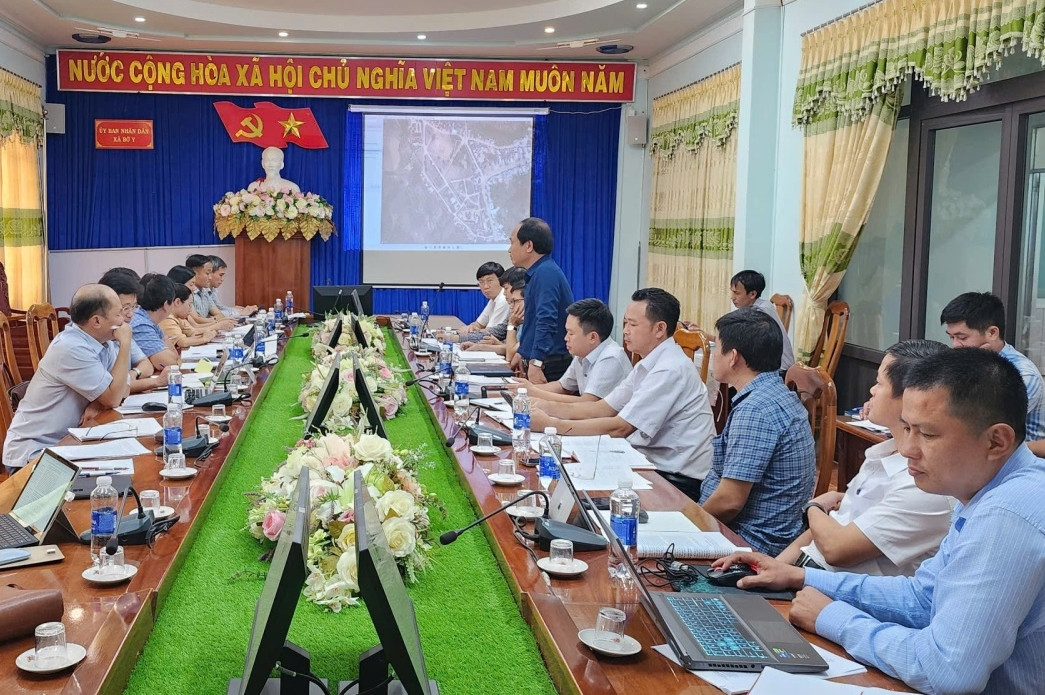 Quảng Ngãi khảo sát 6 xã biên giới, xây trường nội trú liên cấp