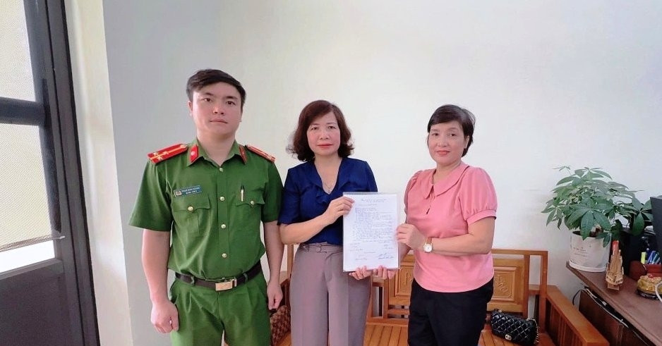 Tài khoản nhận được 20 tỷ đồng, cô giáo Nguyễn Thúy Hiền ở Ninh Bình lập tức báo công an