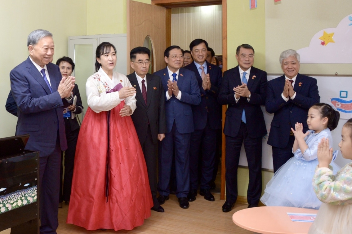 Tổng Bí thư thăm lớp học mang tên Chủ tịch Hồ Chí Minh tại Triều Tiên
