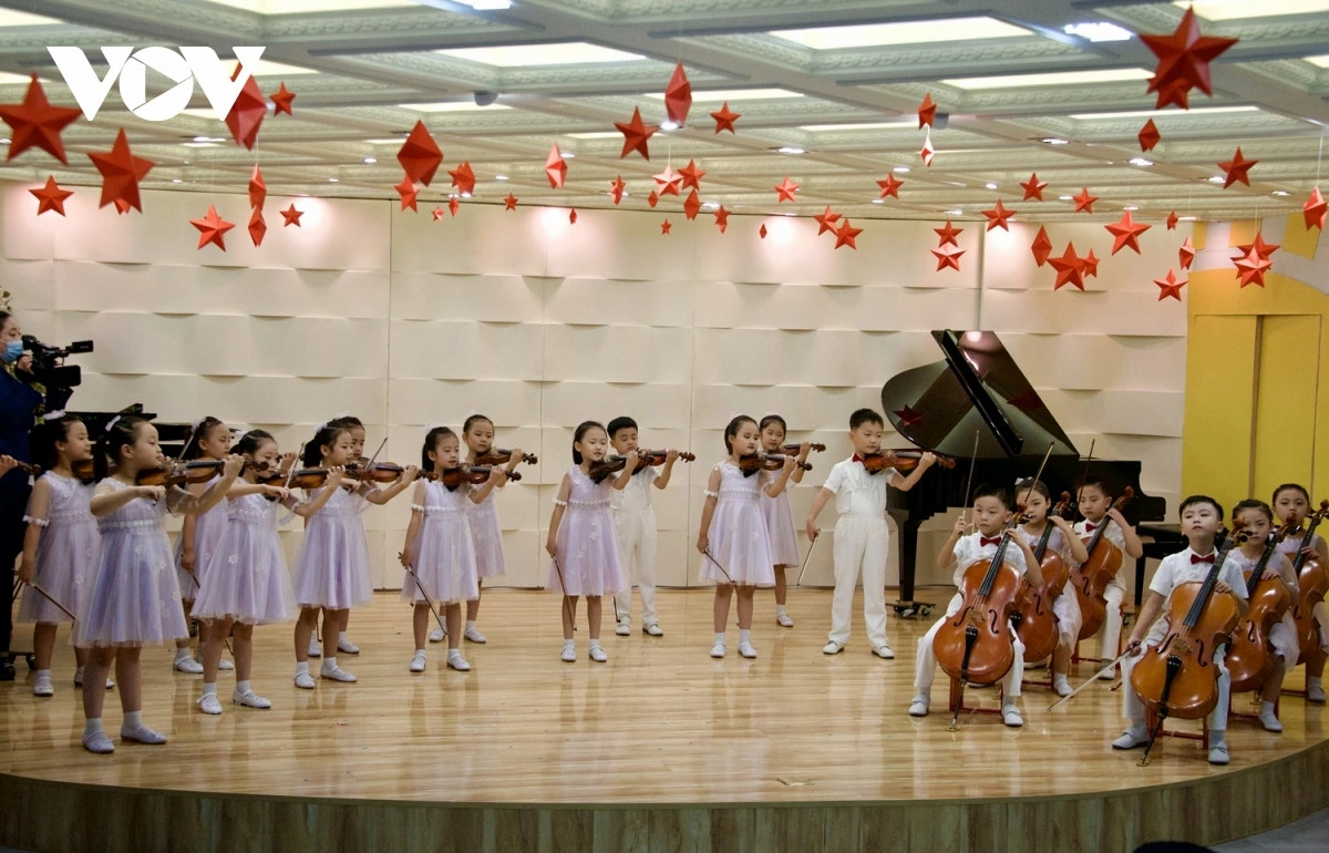 tong bi thu tham truong mau giao kieng sang va lop hoc mang ten bac tai trieu tien hinh anh 8