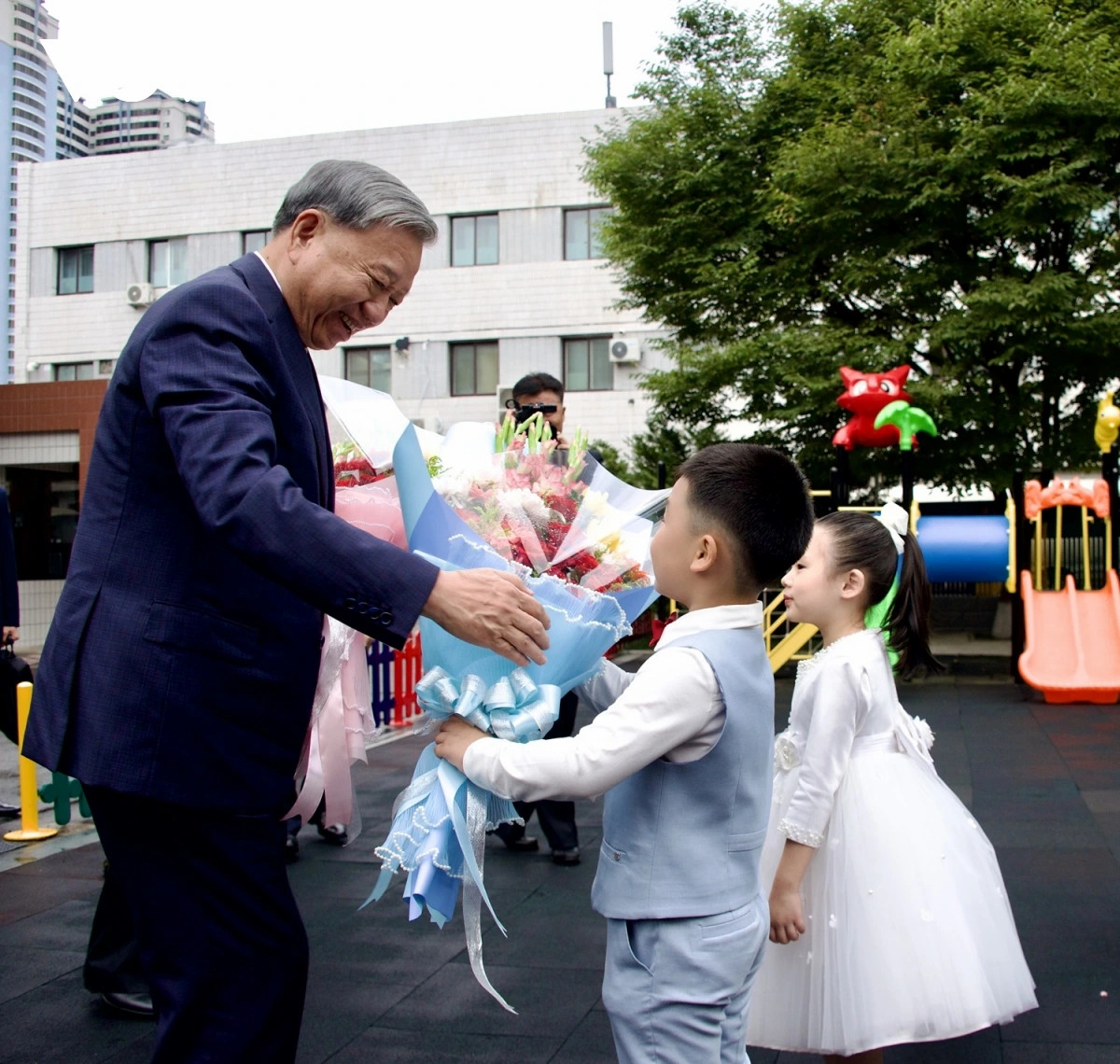 tong bi thu tham truong mau giao kieng sang va lop hoc mang ten bac tai trieu tien hinh anh 1