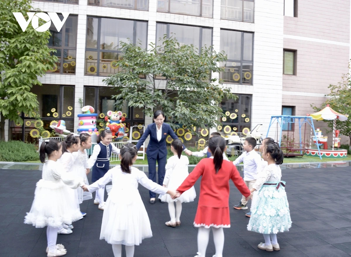 tong bi thu tham truong mau giao kieng sang va lop hoc mang ten bac tai trieu tien hinh anh 10