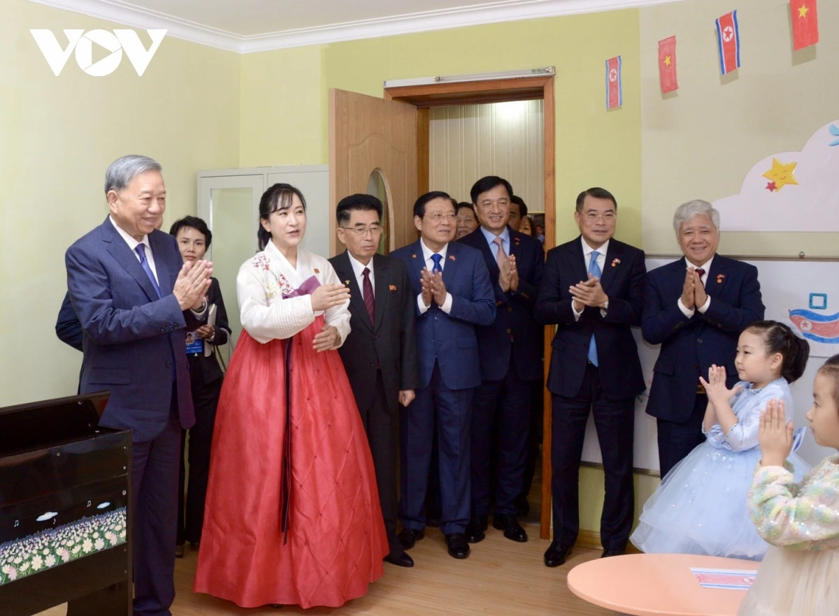 tong bi thu tham truong mau giao kieng sang va lop hoc mang ten bac tai trieu tien hinh anh 2