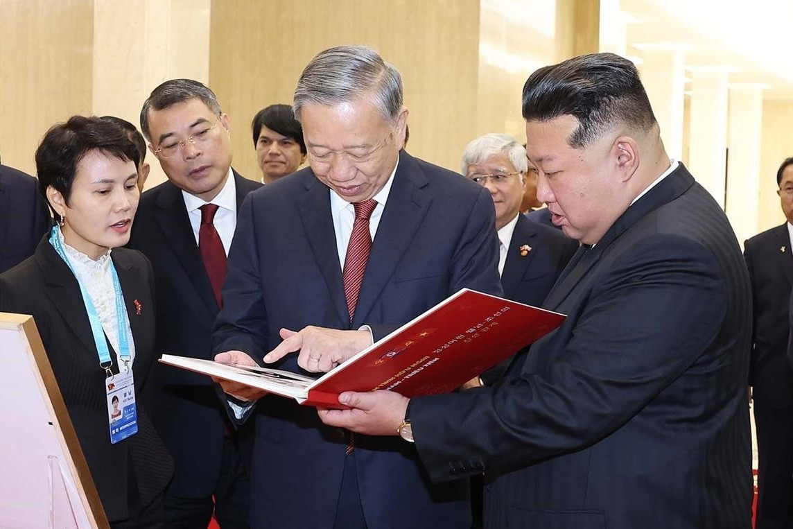 Tổng Bí thư Tô Lâm tặng nhà lãnh đạo Triều Tiên cuốn sách về tình hữu nghị