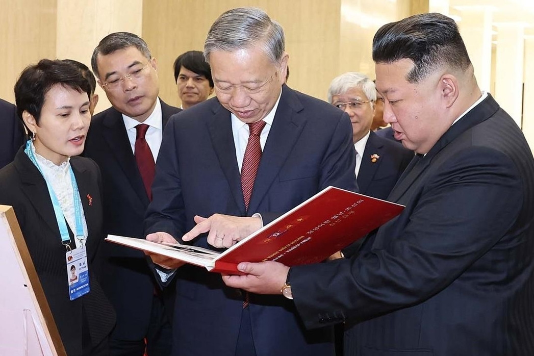 Tổng Bí thư Tô Lâm tặng nhà lãnh đạo Triều Tiên cuốn sách về tình hữu nghị