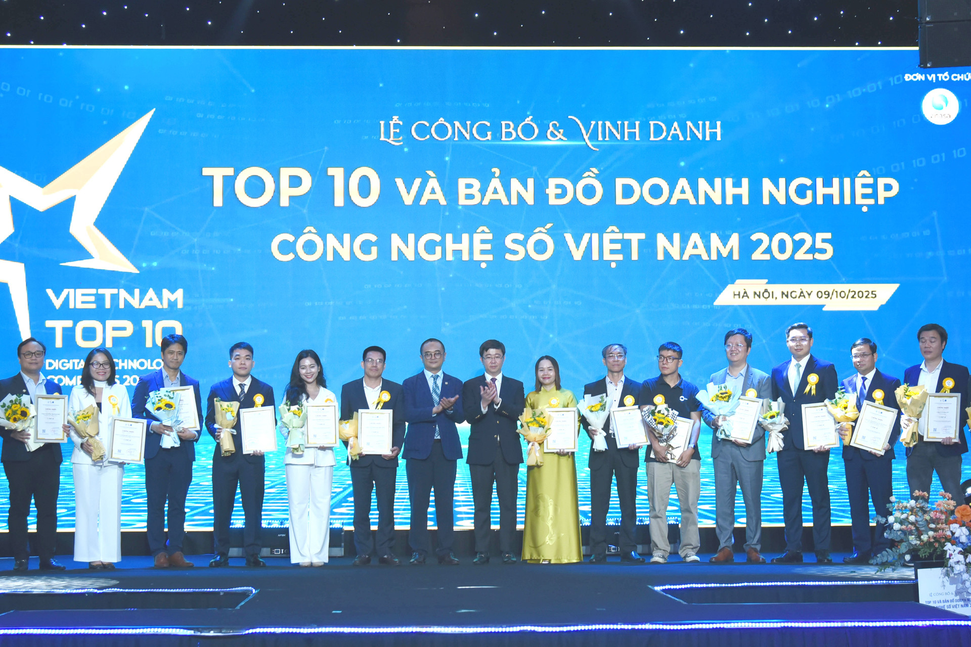 trao giai top 10 doanh nghiep cong nghe so 3 1.jpg