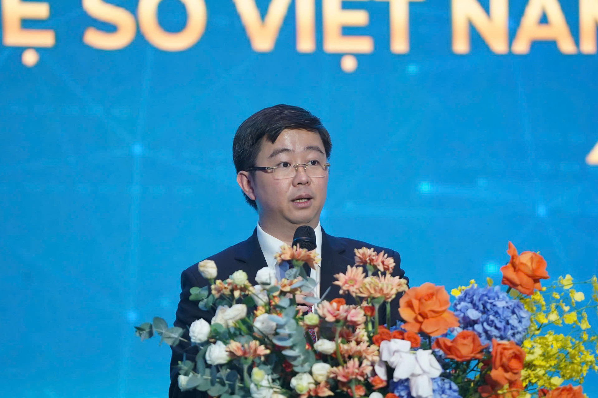 trao giai top 10 thu truong Bui Hoang Phuong.jpg