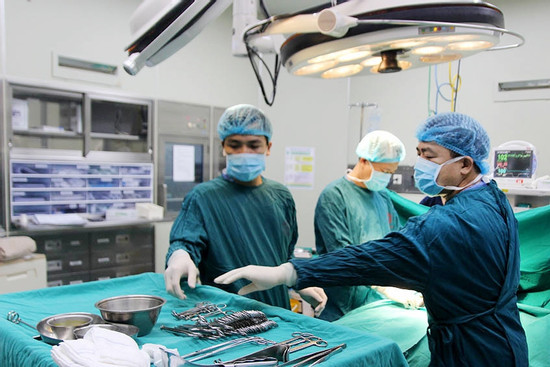 Vì sao cần nhịn ăn 8 giờ trước khi mổ?