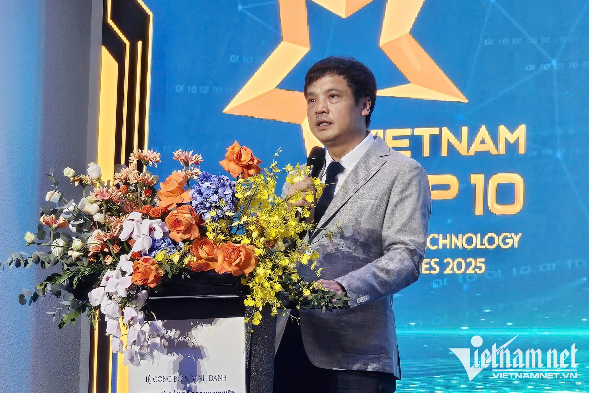 W-trao giai top 10 ong Nguyen Van Khoa.jpg