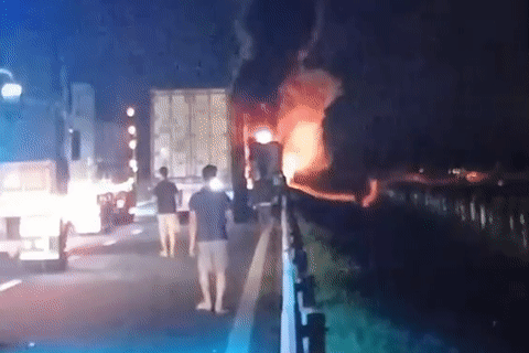 Xe đầu kéo container cháy ngùn ngụt trên cao tốc Vĩnh Hảo - Phan Thiết