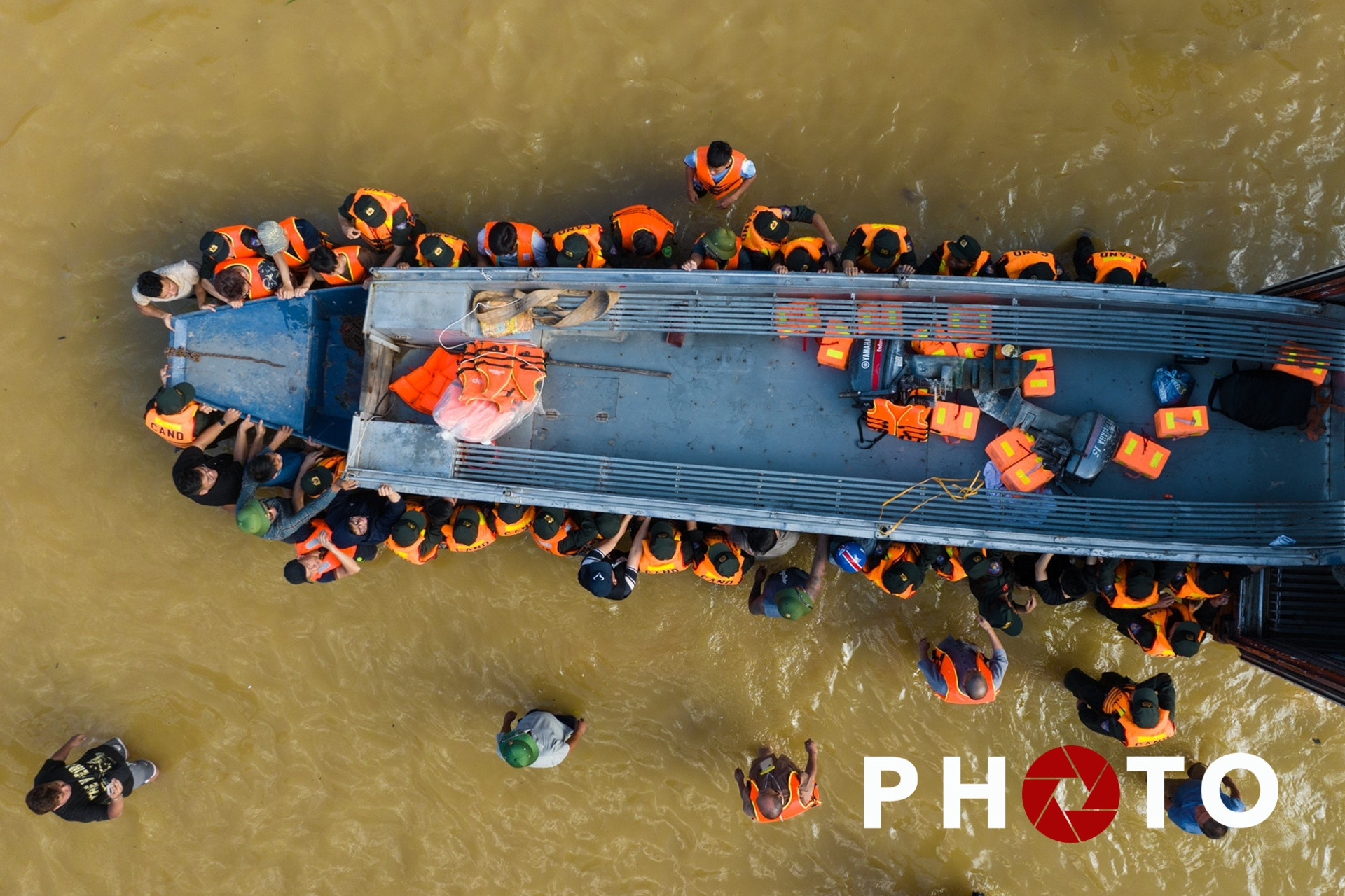 'Xin bà con nhường đường, 60 cháu kẹt 3 ngày rồi': Cứu hộ lập tức lên thuyền