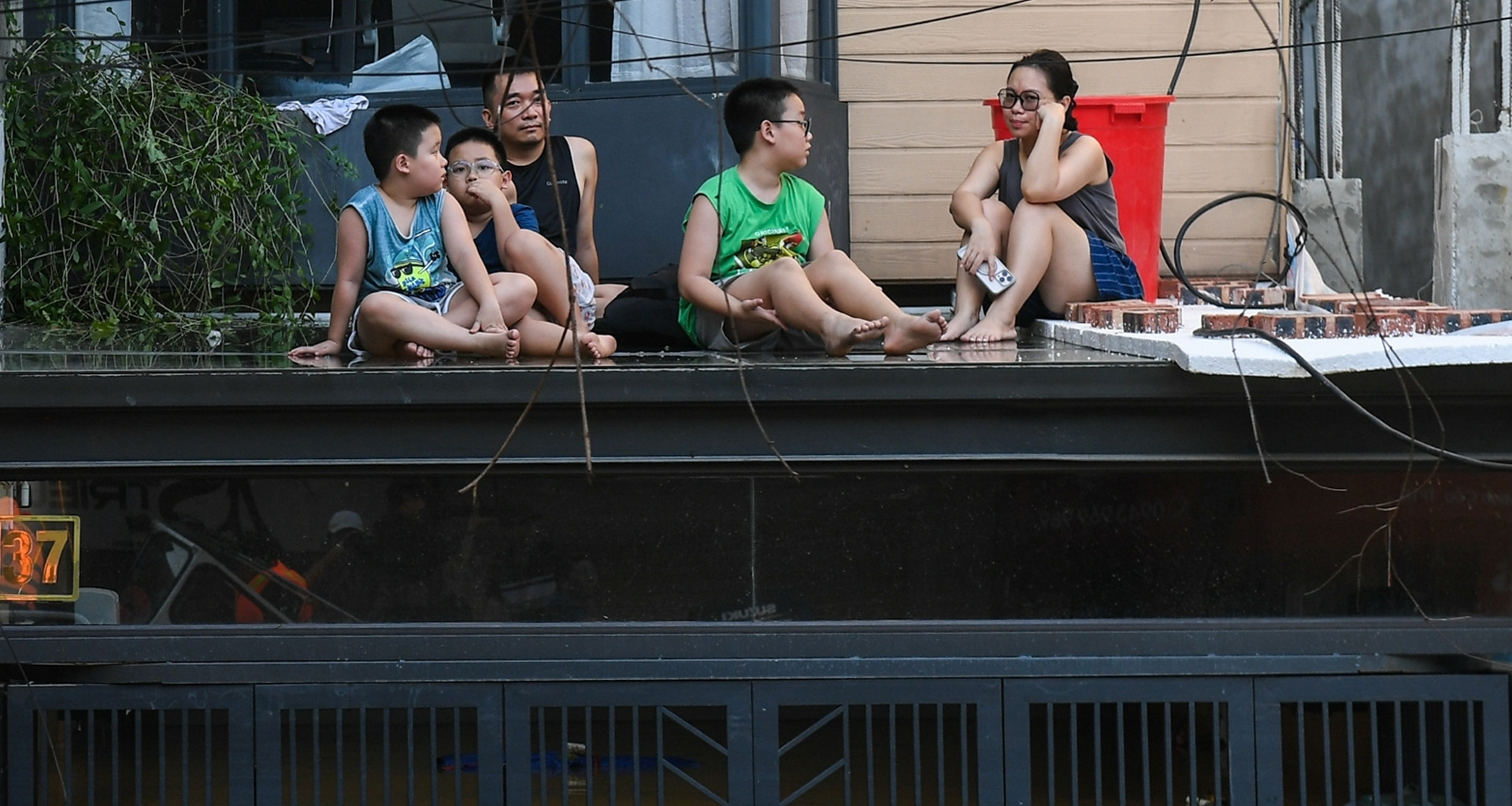 &amp;apos;Xin bà con nhường đường, 60 cháu kẹt 3 ngày rồi&amp;apos;: Cứu hộ lập tức lên thuyền