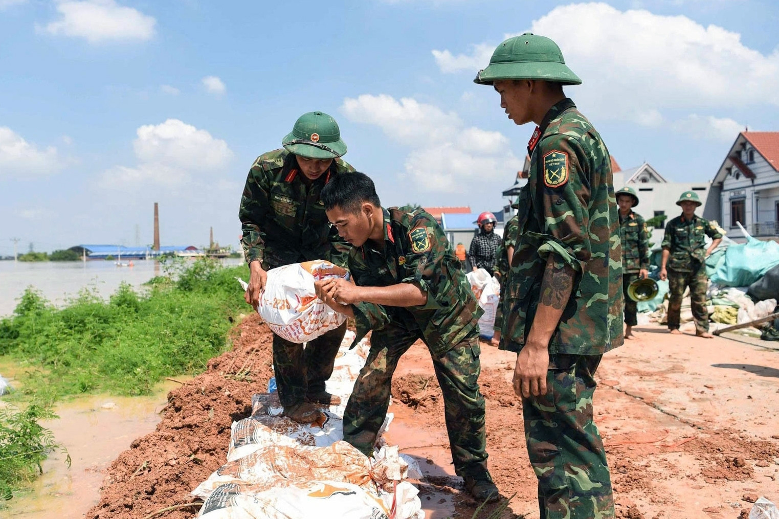 Xuất hiện dấu hiệu bất thường dưới chân đê, hàng nghìn người phải khẩn trương ứng phó