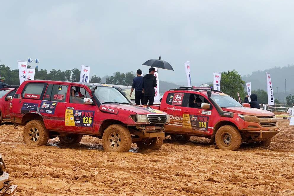 140 tay đua tranh tài trong mưa bùn tại giải đua xe địa hình lớn nhất Việt Nam