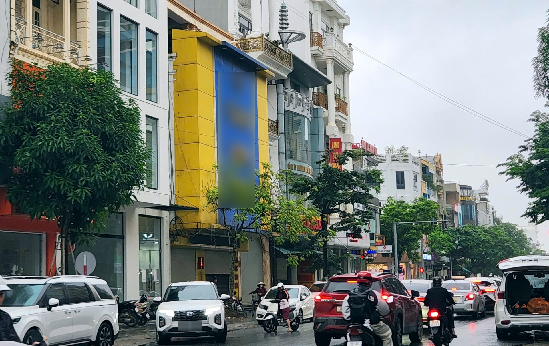 a1Cảnh bất ngờ trên.jpg