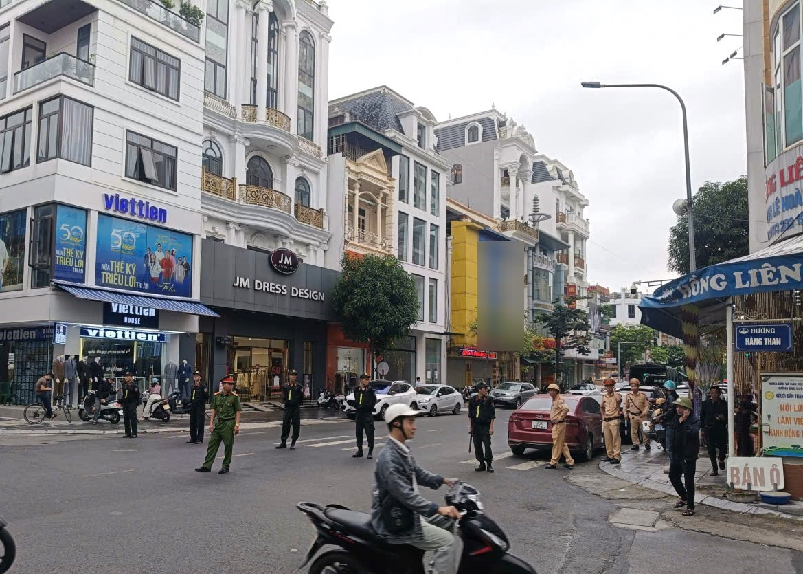 a1Cảnh sát bất ngờ khám xét.jpg