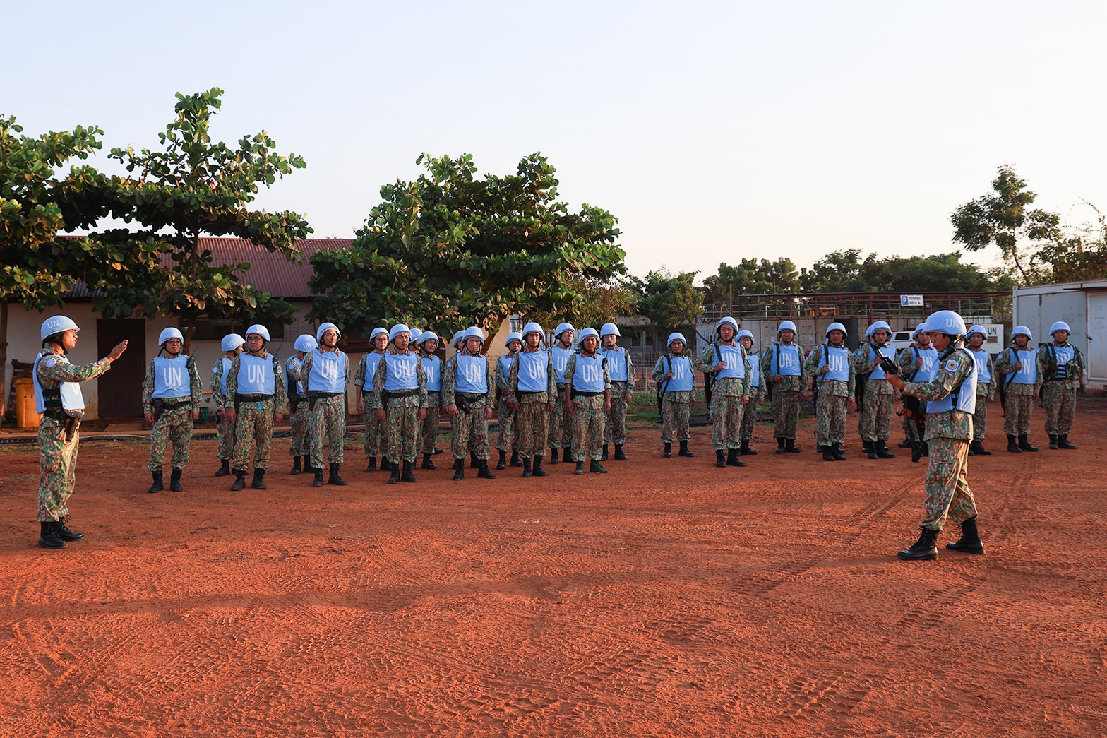 Bác sĩ &apos;mũ nồi xanh&apos; Việt Nam tại Nam Sudan diễn tập sẵn sàng chiến đấu