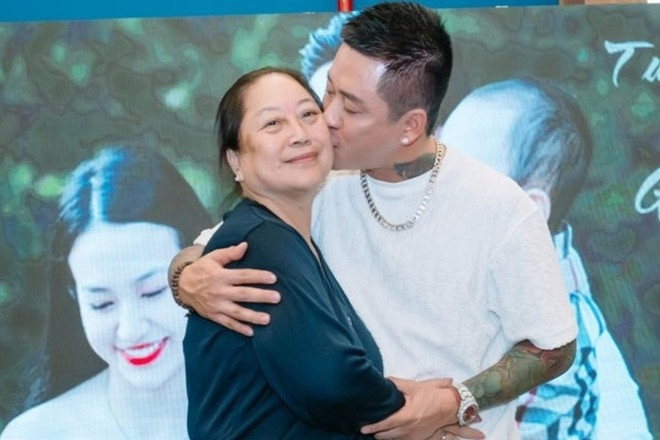 Ca sĩ Tuấn Hưng hủy 2 show diễn ở châu Âu, bay về khẩn cấp vì mẹ bệnh nặng