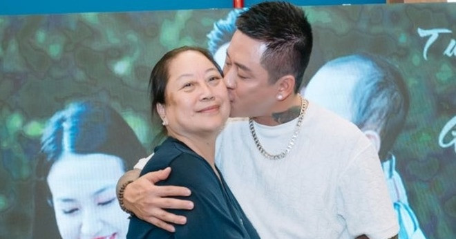 Ca sĩ Tuấn Hưng hủy 2 show diễn ở châu Âu, bay ...