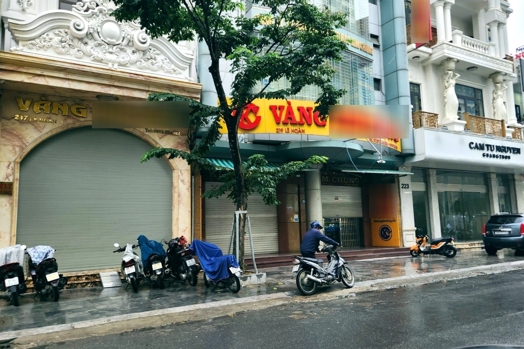 Cảnh bất ngờ trên 'phố vàng' ở Thanh Hóa sau khi công an phong toả khu vực