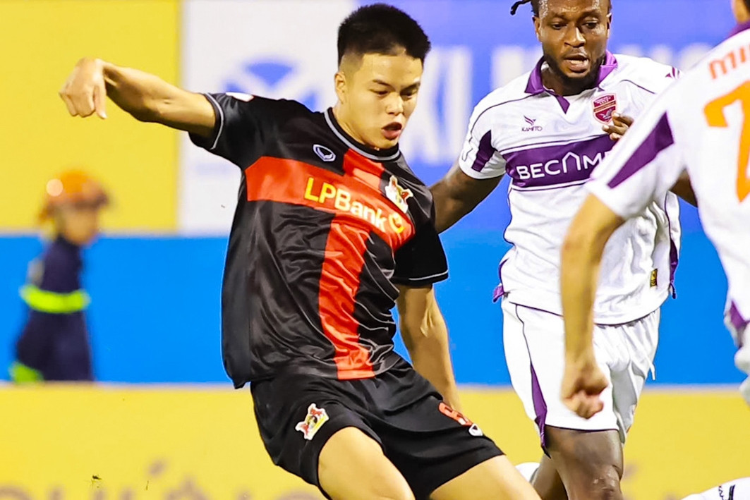 Cầu thủ Việt kiều nhập viện, HLV Ninh Bình bức xúc