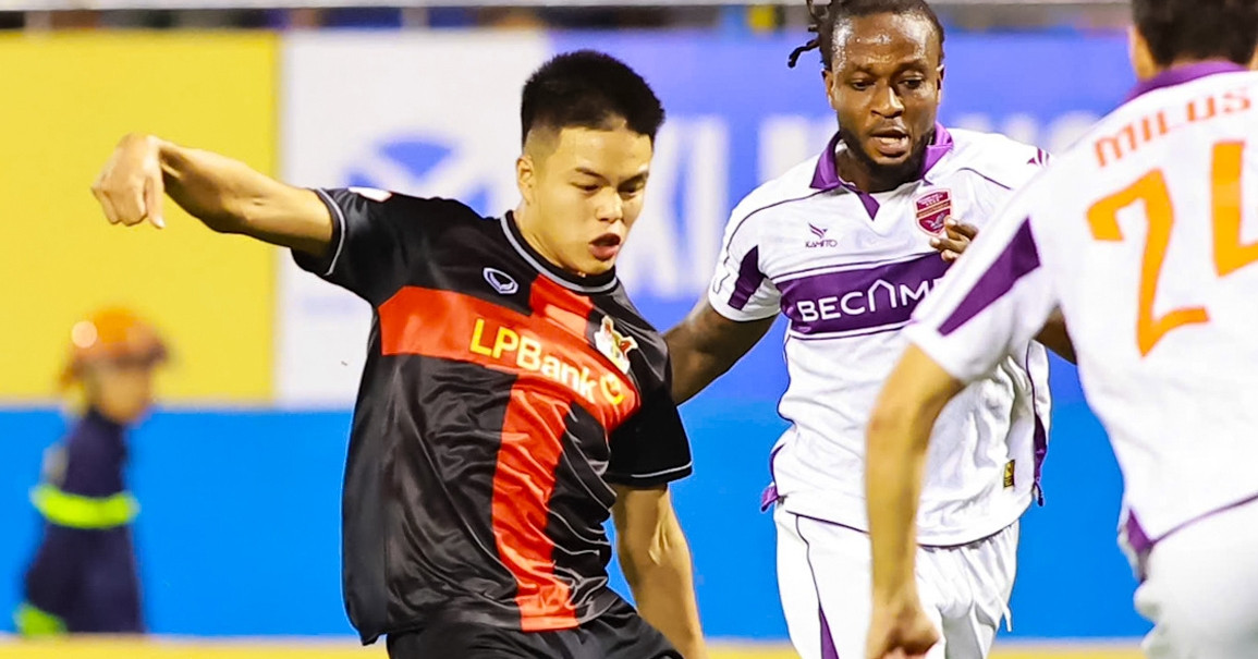 Cầu thủ Việt kiều nhập viện, HLV Ninh Bình bức xúc