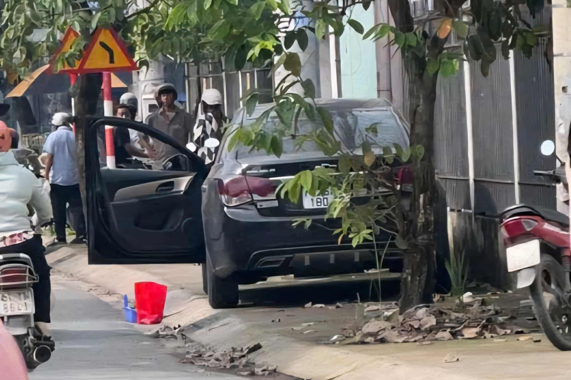 Chủ ô tô tá hoả phát hiện thi thể cô gái đang phân huỷ trong cốp xe