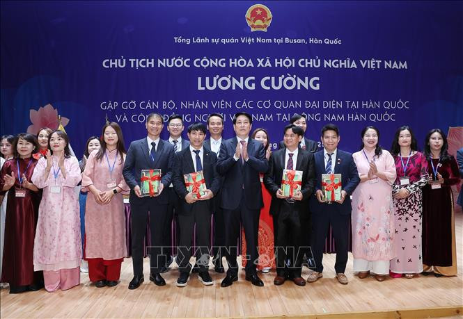 Chủ tịch nước gặp mặt Cộng đồng người Việt Nam tại Đông Nam Hàn Quốc