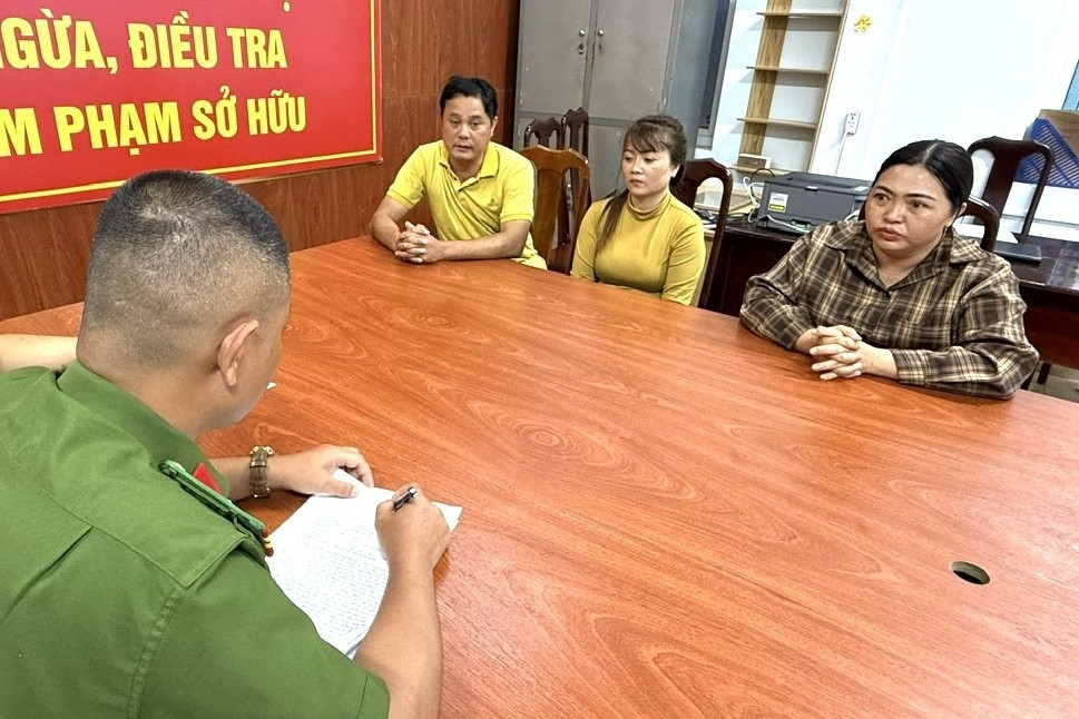 Ba đối tượng dàn cảnh chiếm đoạt 21,5 tỷ đồng của một người phụ nữ