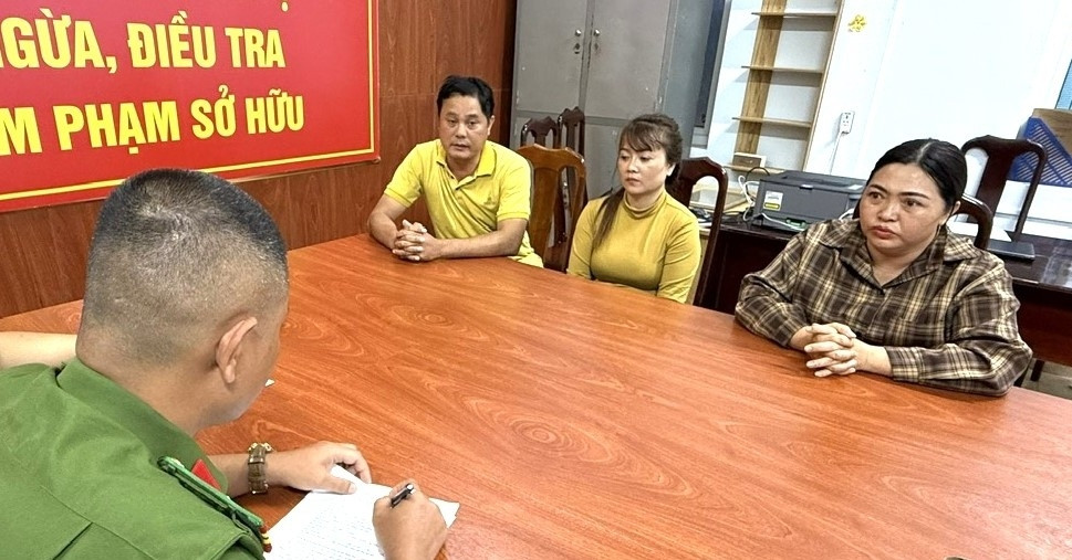 Ba đối tượng dàn cảnh chiếm đoạt 21,5 tỷ đồng của một người phụ nữ