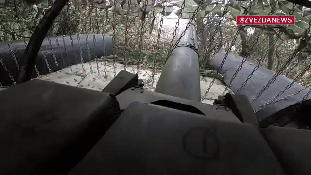 Xe tăng Nga dội hỏa lực vào kho đạn dã chiến của quân Ukraine