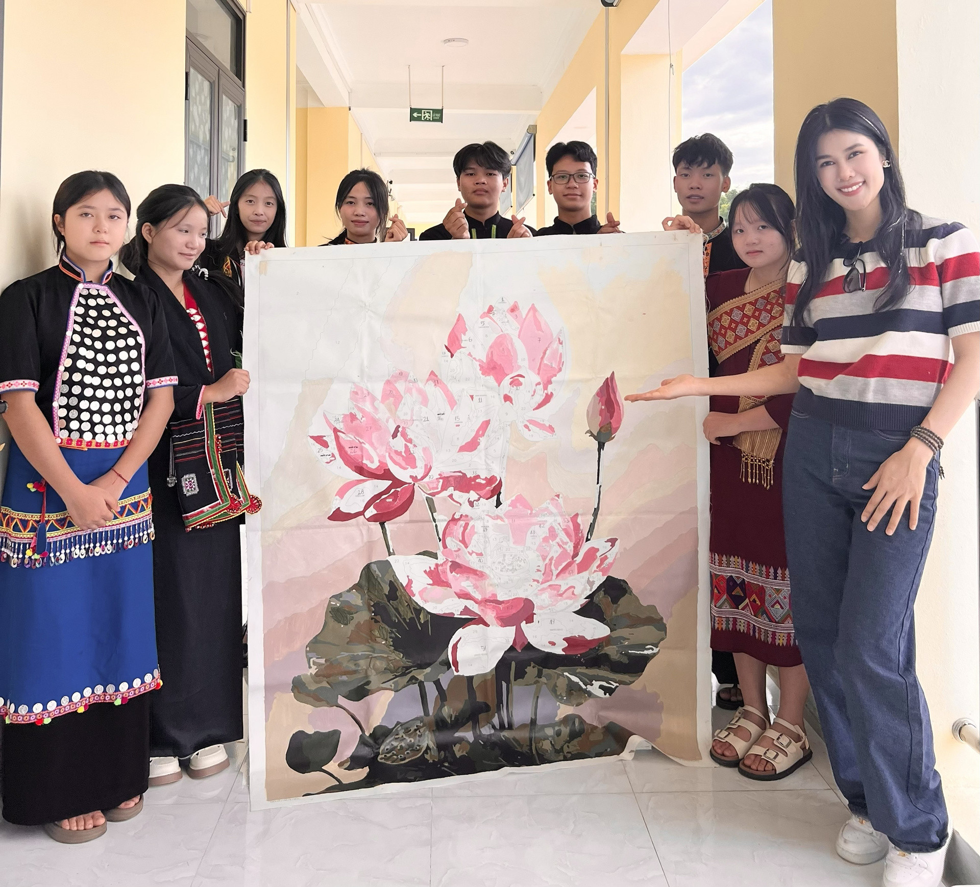 Bức tranh hoa sen do trẻ em các dân tộc Việt Nam thực hiện