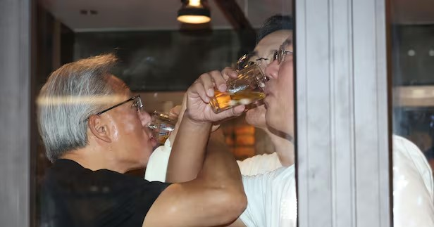 Jensen Huang uống bia, ăn gà rán cùng Chủ tịch Samsung, Hyundai