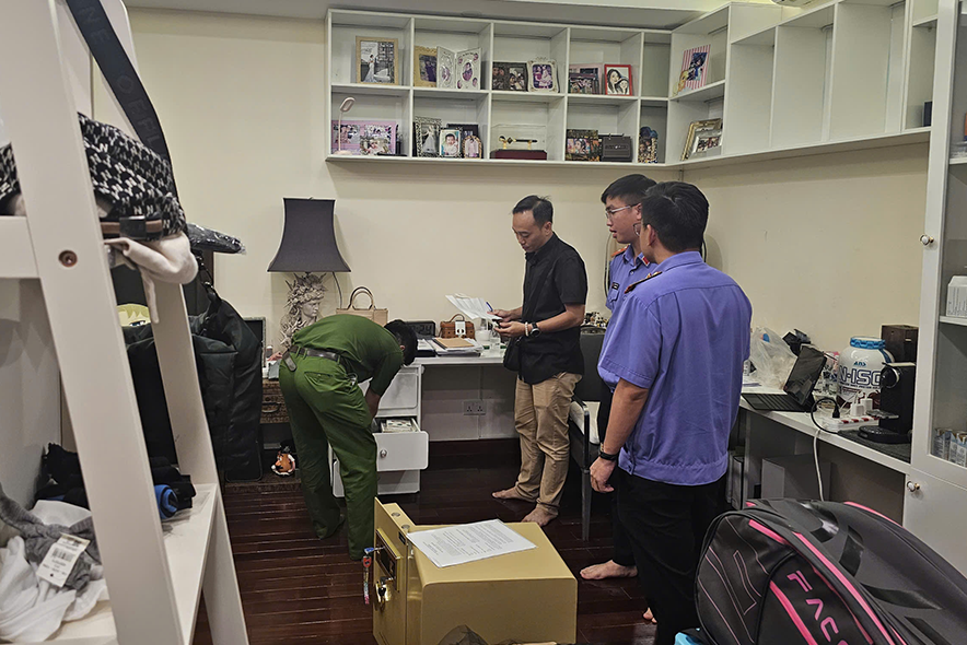 Hình ảnh công an khám xét biệt thự sang trọng của Trương Ngọc Ánh