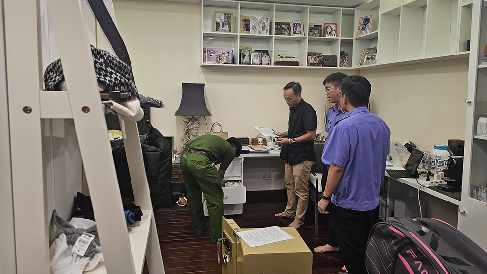 Hình ảnh công an khám xét biệt thự sang trọng c...