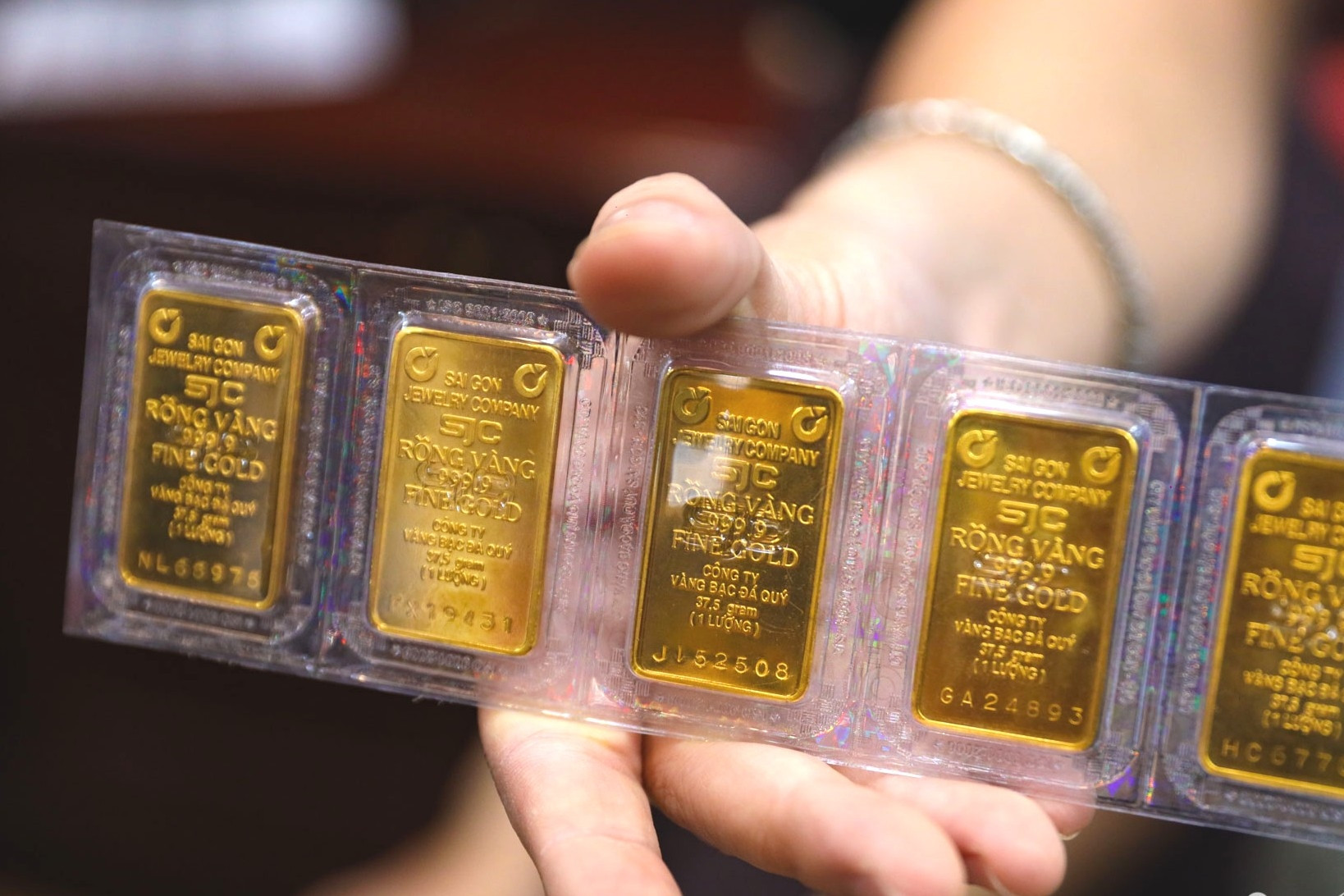 Vàng mua xong ‘để dưới gầm giường’, đầu cơ chờ giá tăng: Kiến nghị áp thuế 10% với kinh doanh vàng