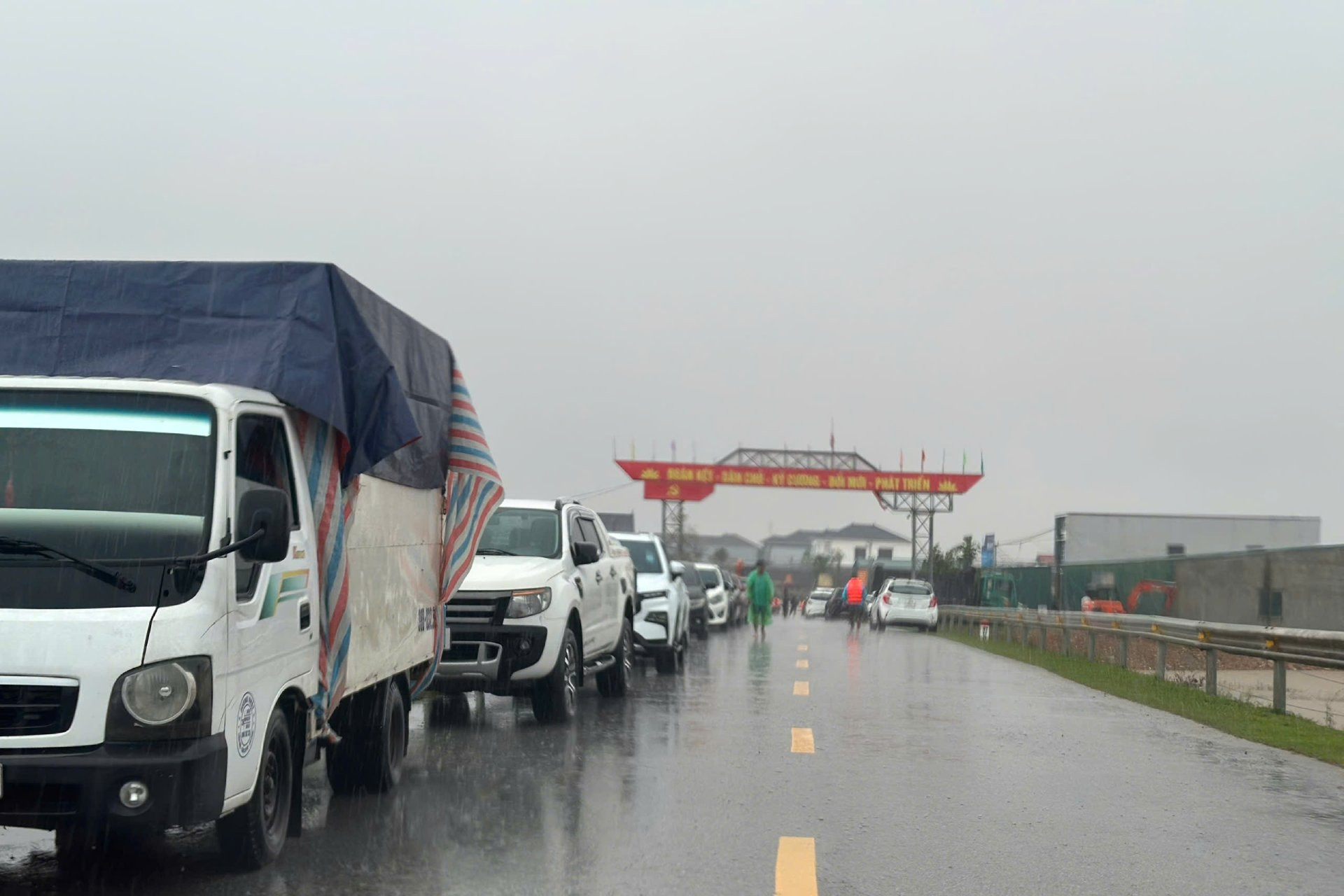 Người dân hối hả đưa hàng trăm ô tô đi 'chạy lụt'