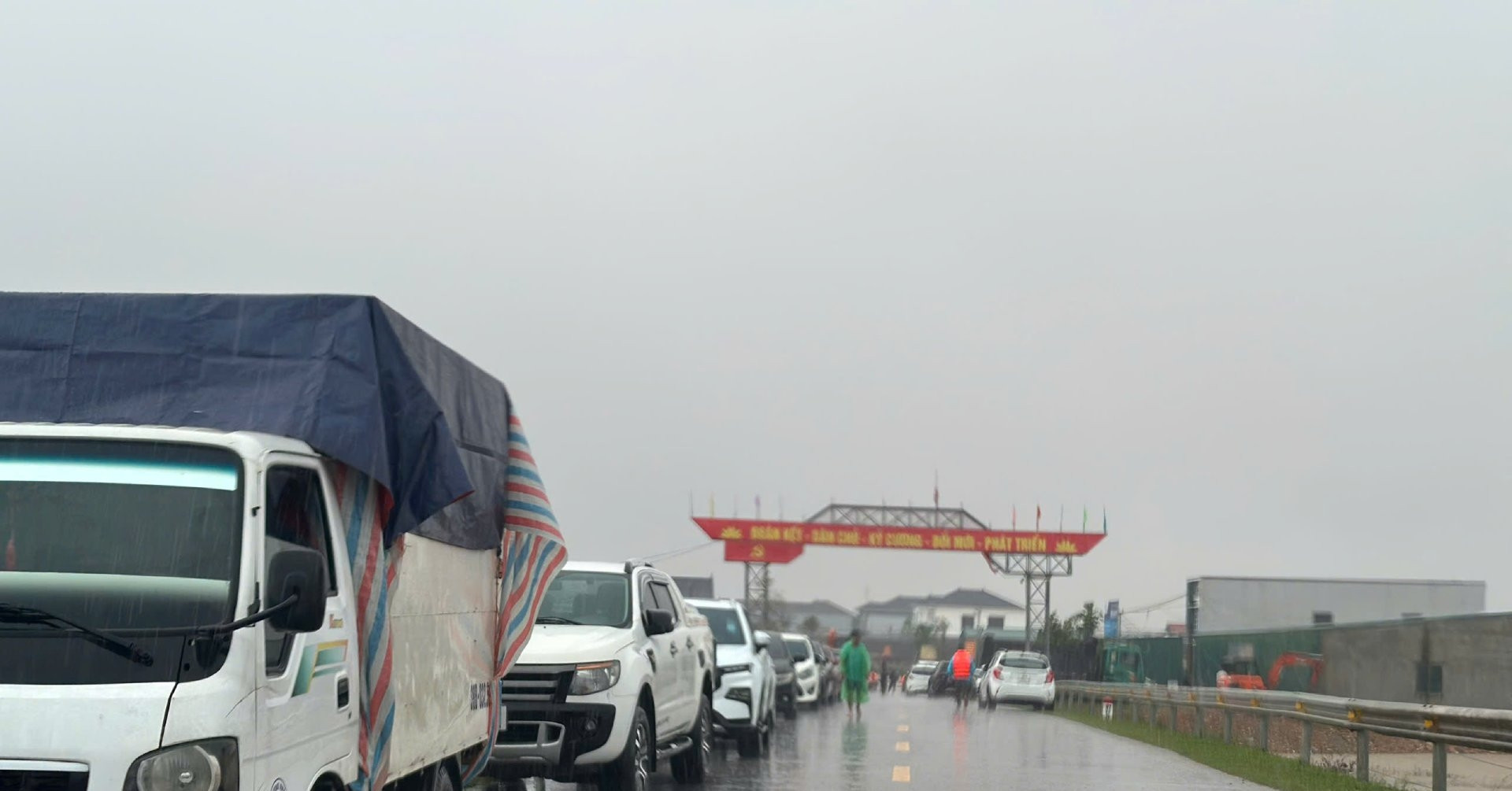 Người dân hối hả đưa hàng trăm ô tô đi 'chạy lụt'